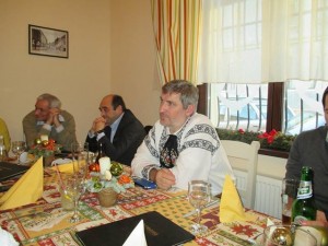 Vilhlem (Willy) Schuster, Sabin Gherman şi Mircea Dăian pun ţara la cale, adică dezmembrarea ei, la restaurantul „Hermania” din Sibiu.