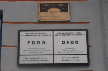 La Sibiu s-au restituit licee, şcoli, grădiniţe, filarmonica şi un cămin de bătrâni către FDGR, succesor al organizaţiei naziste Grupul […]