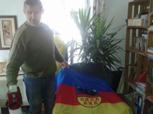 Willy Schuster cu steagul Transilvaniei „independente”.
