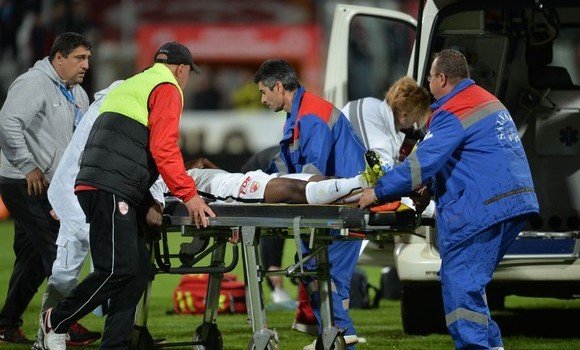   Aseară, pe stadionul Dinamo, jucătorul Patrick Ekeng, intrat pe teren de cîteva minute, s-a prăbușit dintr-o dată și în […]