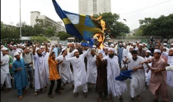   Suedia se pregătește să moară sub asaltul imigranților. Zeci de zone din orașele suedeze au scăpat de sub controlul […]