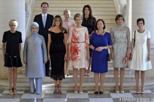 Gauthier Destenay, soţul premierului Luxemburgului, Xavier Bettel, a pozat între primele doamne prezente la summitul NATO.