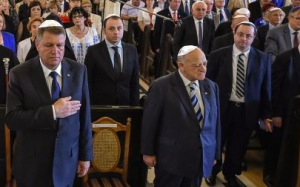 Președintele României cu kipa pe creștet și executând gestul obedienței masonice, interpretat de ignoranți ca fiind un gest patriotic.
