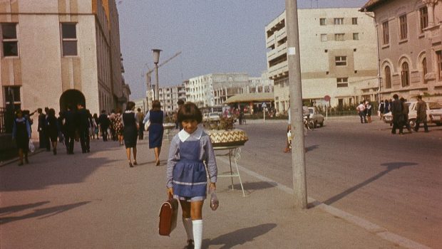   Această elevă inconștientă din anii ’70, probabil chiar ’80, merge singură pe stradă către școală. Doamne ferește, bine că […]