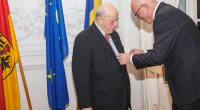   Aurel Vainer, președintele Federației Comunităților Evreiești din România, a fost răsplătit de Germania printr-o decorație pentru meritul ascunderii adevărului […]