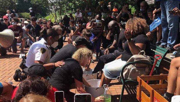   Statele Unite: Albii spală picioarele negrilor pentru a le cere iertare În timpul manifestațiilor din Statele Unite, unii americani […]