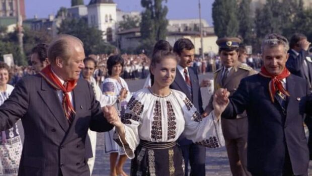   București  2 august 1975: Președintele SUA Gerald Ford și Președintele României Nicolae Ceaușescu și-au pus la gât cravata de […]
